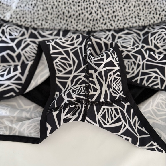 Lululemon Run: Speed Short‎ *2-way Stretch Pretty Palm Black Angel Wing / Black - Picture 7 of 10